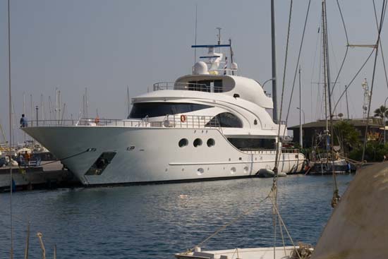 An example of what we call a very big and very stupid boat