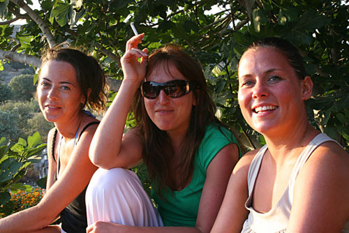 girlies Tac, Idil and Emma enjoy Limon Cafe, Gumusluk