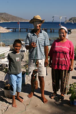 loryfish Sengül with fisherman with lobster with kid