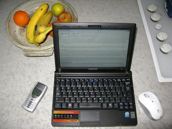 img_29711 My NC10 with mouse, phone and banana for comparison!